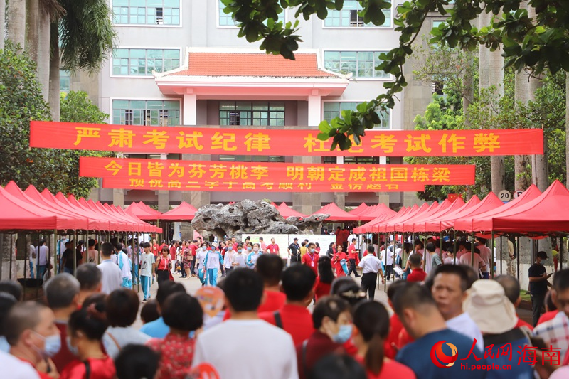 6月7日，海南中學(xué)高中部考點，學(xué)子們奔赴考場。人民網(wǎng) 牛良玉攝
