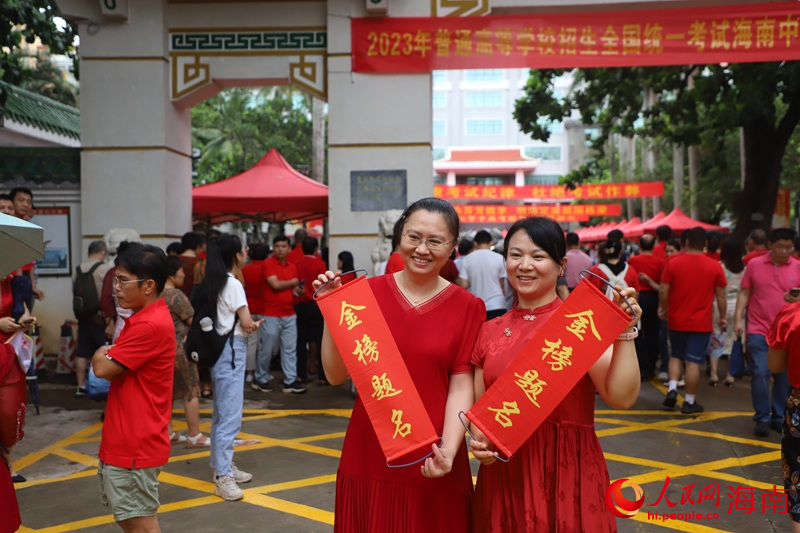 6月7日，海南中學(xué)高中部考點，家長們?yōu)榭忌佑痛驓狻Ｈ嗣窬W(wǎng) 牛良玉攝