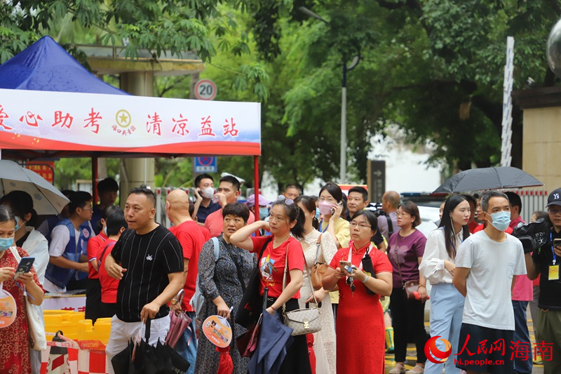 6月7日，海南中學(xué)高中部考點(diǎn)，家長在大門外等候。人民網(wǎng) 牛良玉攝