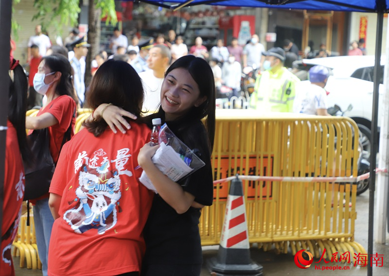 6月7日，海南中學(xué)高中部考點，考生和家長深情擁抱。人民網(wǎng) 牛良玉攝