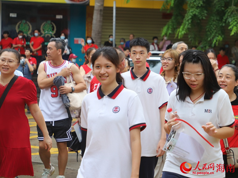 6月7日，海南中學(xué)高中部考點(diǎn)，學(xué)子們奔赴考場(chǎng)。人民網(wǎng) 牛良玉攝