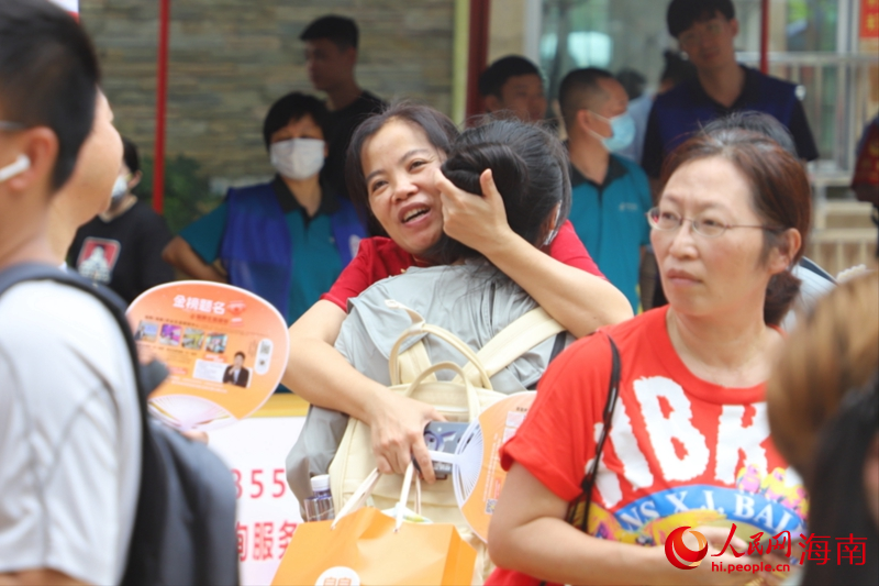 家長激動擁抱考生。人民網(wǎng) 牛良玉攝