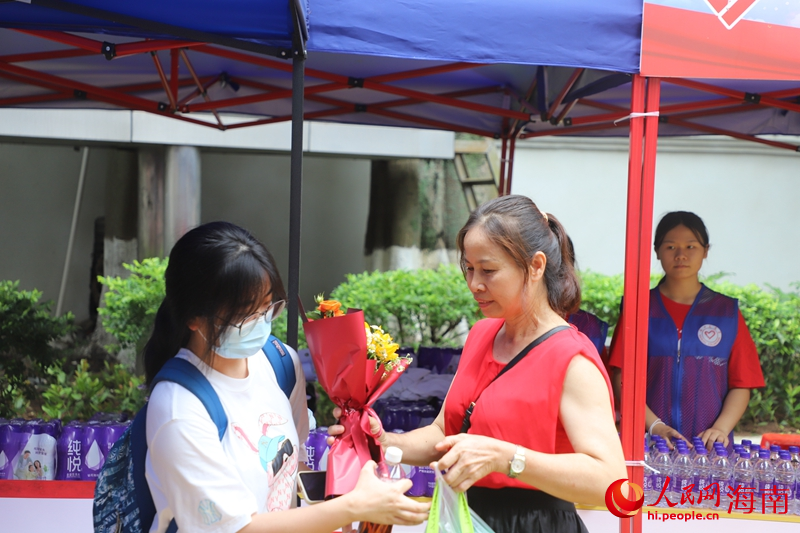 家長手持鮮花迎接考生。人民網(wǎng) 牛良玉攝