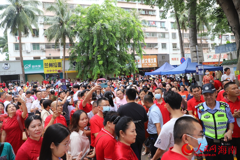 家長(zhǎng)在考場(chǎng)外等待。人民網(wǎng) 牛良玉攝