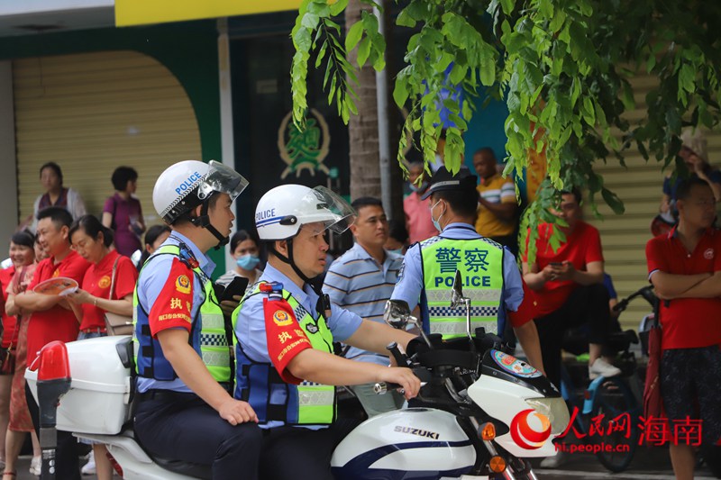 考場(chǎng)外執(zhí)勤的交警。人民網(wǎng)記者 樊歡迪攝