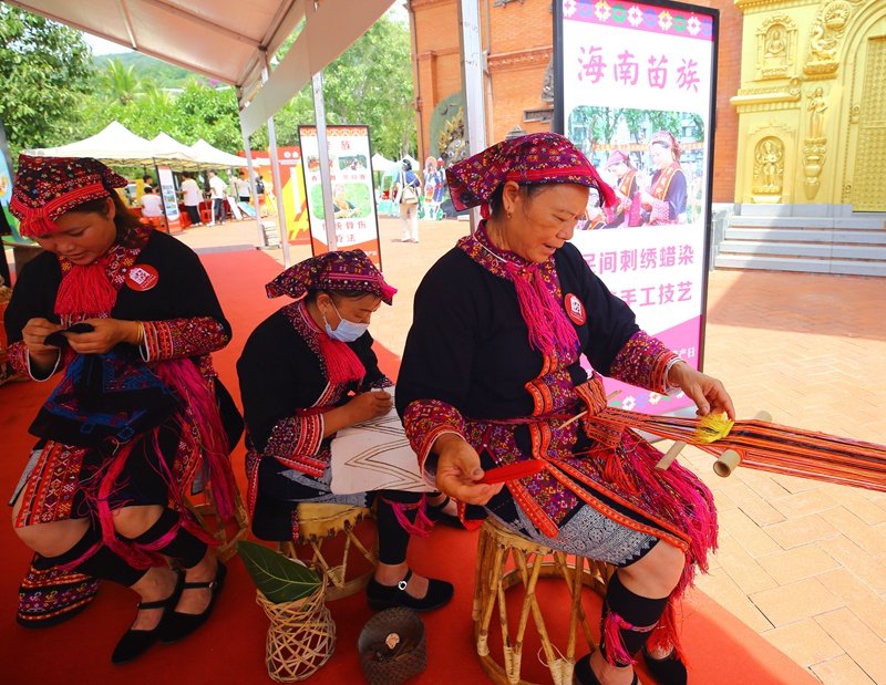 資料圖：三亞南山非遺節(jié)上展示的非遺“海南苗族民間刺繡”。