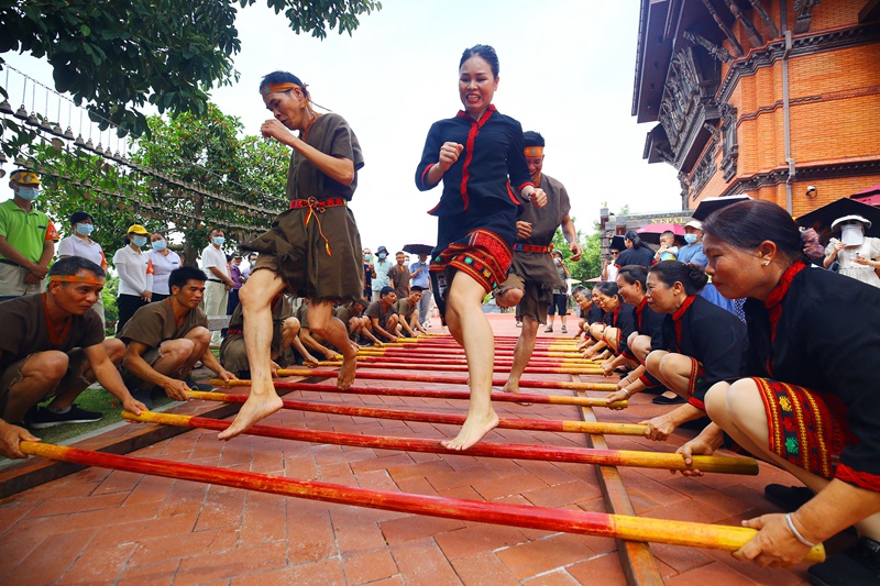 資料圖：三亞南山非遺節(jié)上展示的國(guó)家非遺項(xiàng)目打柴舞。