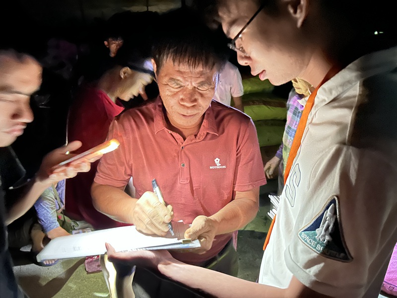 就業(yè)驛站工作人員與企業(yè)溝通。海南人才集團(tuán)供圖
