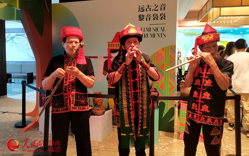 活動(dòng)現(xiàn)場(chǎng)的海南傳統(tǒng)文化項(xiàng)目展示。人民網(wǎng)記者 毛雷攝