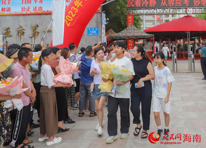 家人簇?fù)碇忌?，不斷關(guān)切。人民網(wǎng) 牛良玉攝