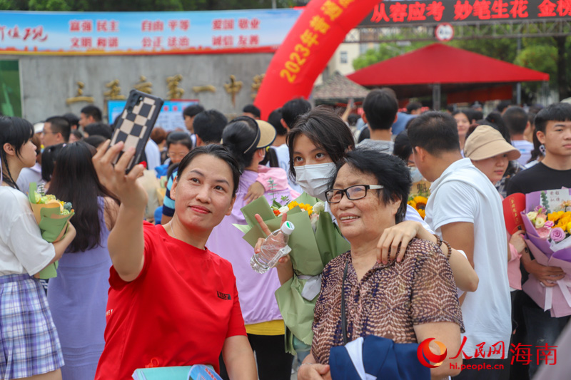 家長與考生現(xiàn)場合影留念。人民網(wǎng) 牛良玉攝