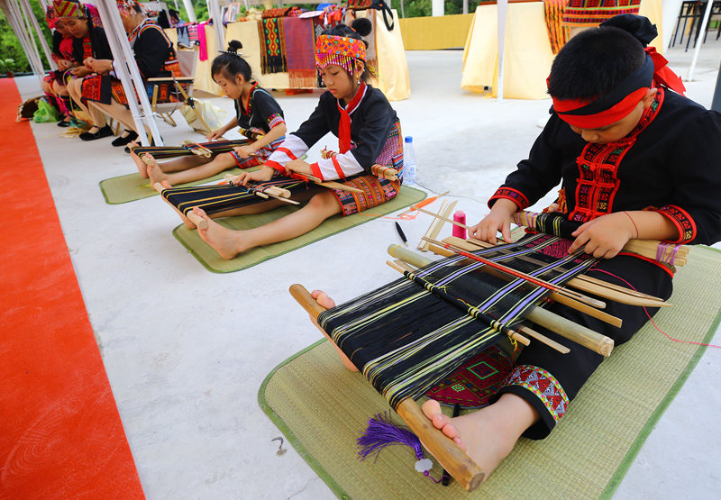 6月10日，三亞南山非遺節(jié)現(xiàn)場上展示的黎族織錦。陳文武攝