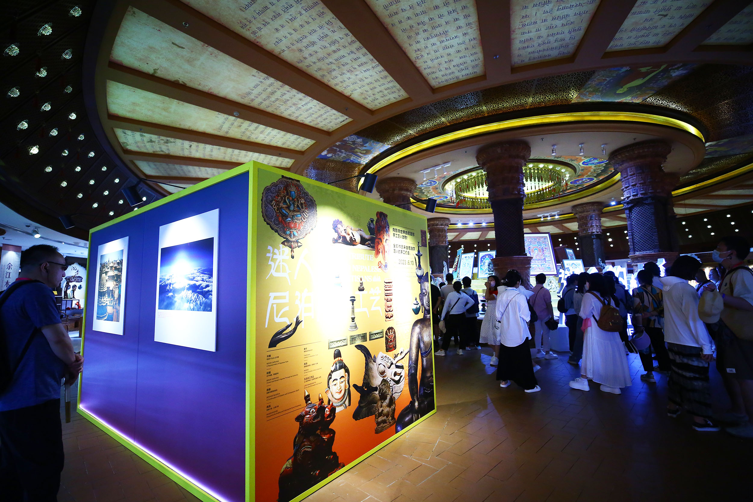 6月13日，在三亞南山非遺節(jié)，游客參觀“迷人的尼泊爾手工藝” 展。陳文武攝