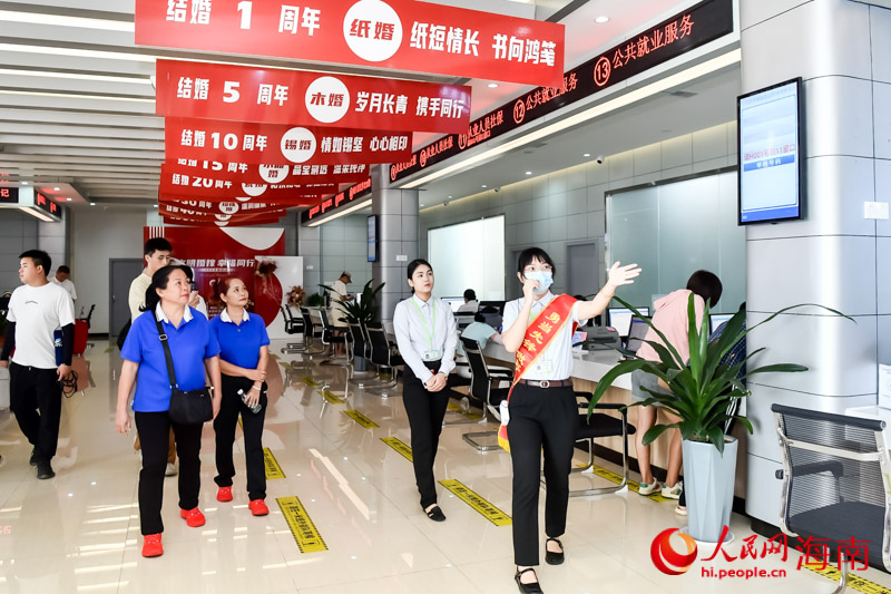 政務(wù)服務(wù)觀察員在大廳了解相關(guān)情況并提出建議。人民網(wǎng) 牛良玉攝