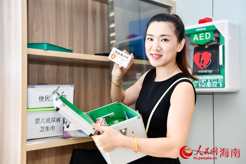 參觀者查看便民藥箱。人民網(wǎng) 牛良玉攝