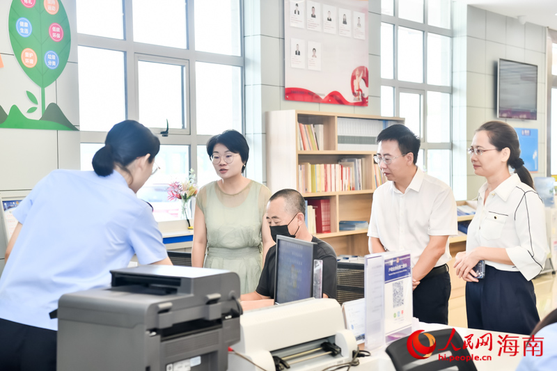 相關(guān)負(fù)責(zé)人在大廳走訪，了解辦件情況。人民網(wǎng) 牛良玉攝