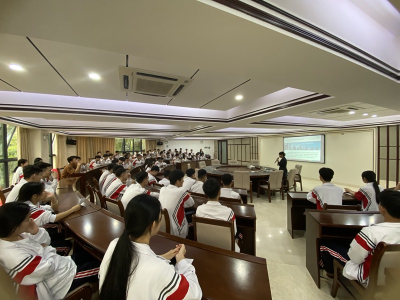 企業(yè)進校園宣講。海南省農業(yè)學校供圖