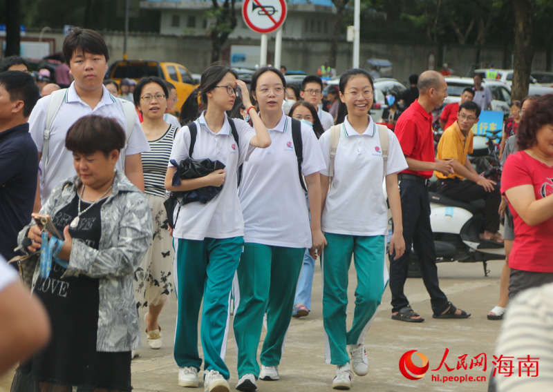 考生笑容滿面，自信迎考。人民網(wǎng) 牛良玉攝