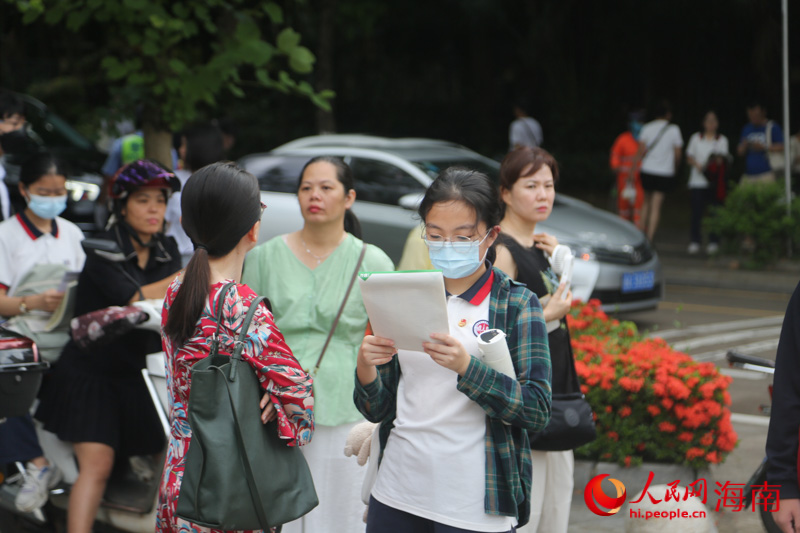考生在進(jìn)入考場(chǎng)前，抓緊時(shí)間復(fù)習(xí)。人民網(wǎng) 牛良玉攝