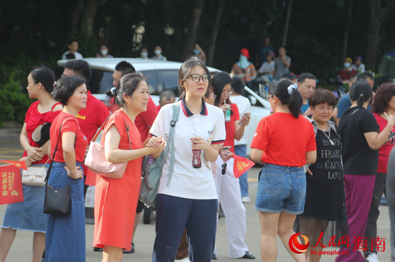 考生家長緊緊握著考生的手。人民網(wǎng) 牛良玉攝