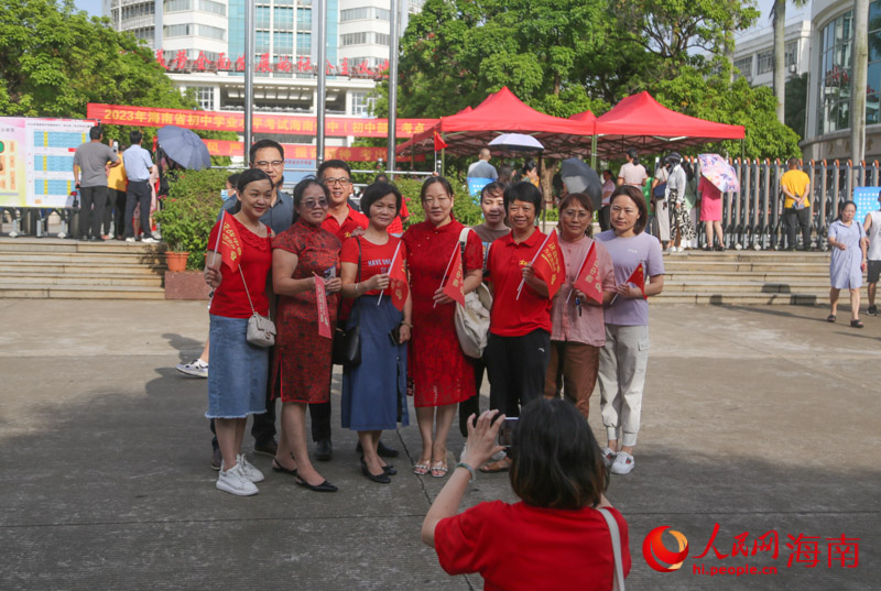 送考老師及家長在考場外合影留念。人民網(wǎng) 牛良玉攝