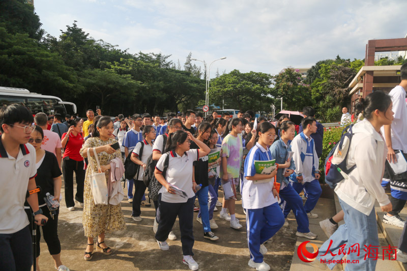 考生有序進(jìn)入考場。人民網(wǎng) 牛良玉攝