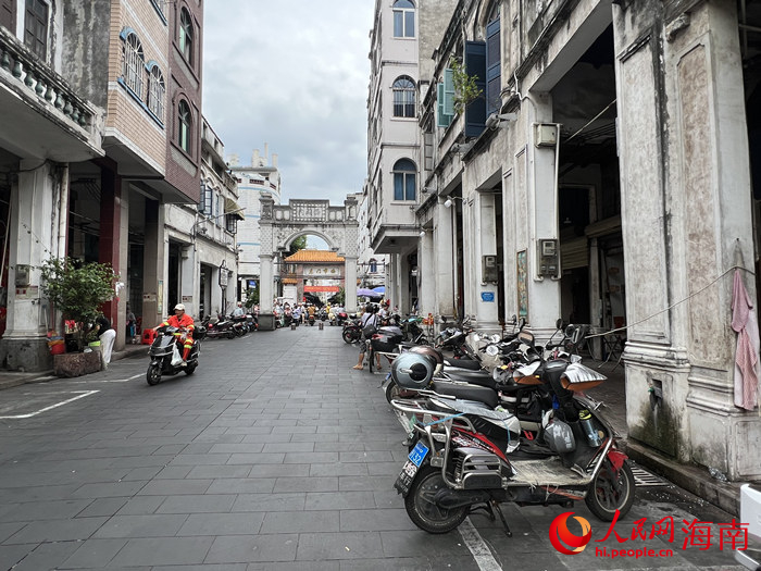 新民西路上的“飛線”充電現(xiàn)象。人民網(wǎng)記者 李學山攝