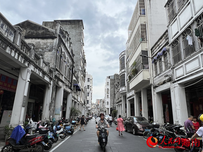 新民西路兩旁均為騎樓建筑。人民網(wǎng)記者 李學山攝