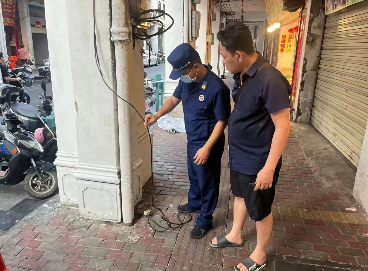 中山街道辦事處應急辦工作人員和社區(qū)工作人員在現(xiàn)場檢查“飛線”充電現(xiàn)象。中山街道辦事處供圖