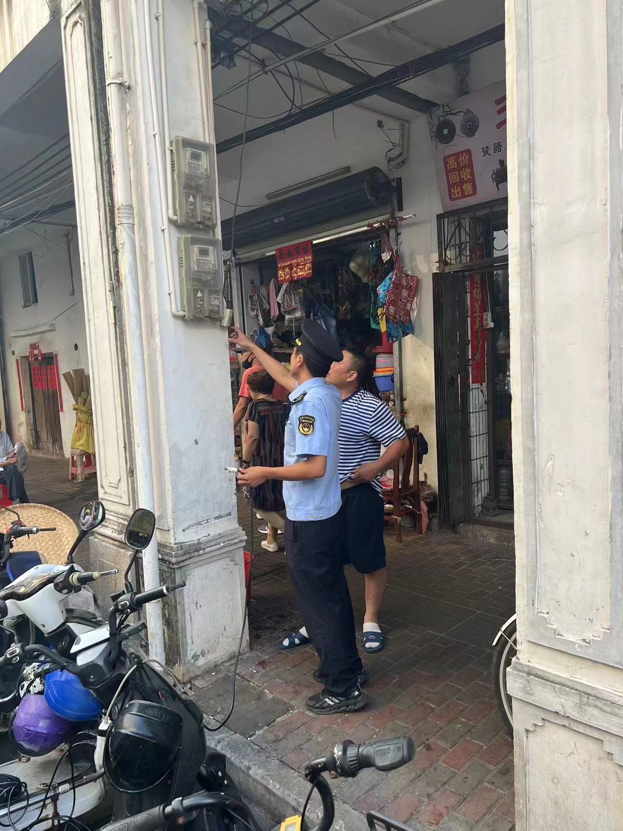 中山街道辦事處應急辦工作人員和社區(qū)工作人員在現(xiàn)場檢查“飛線”充電現(xiàn)象。中山街道辦事處供圖