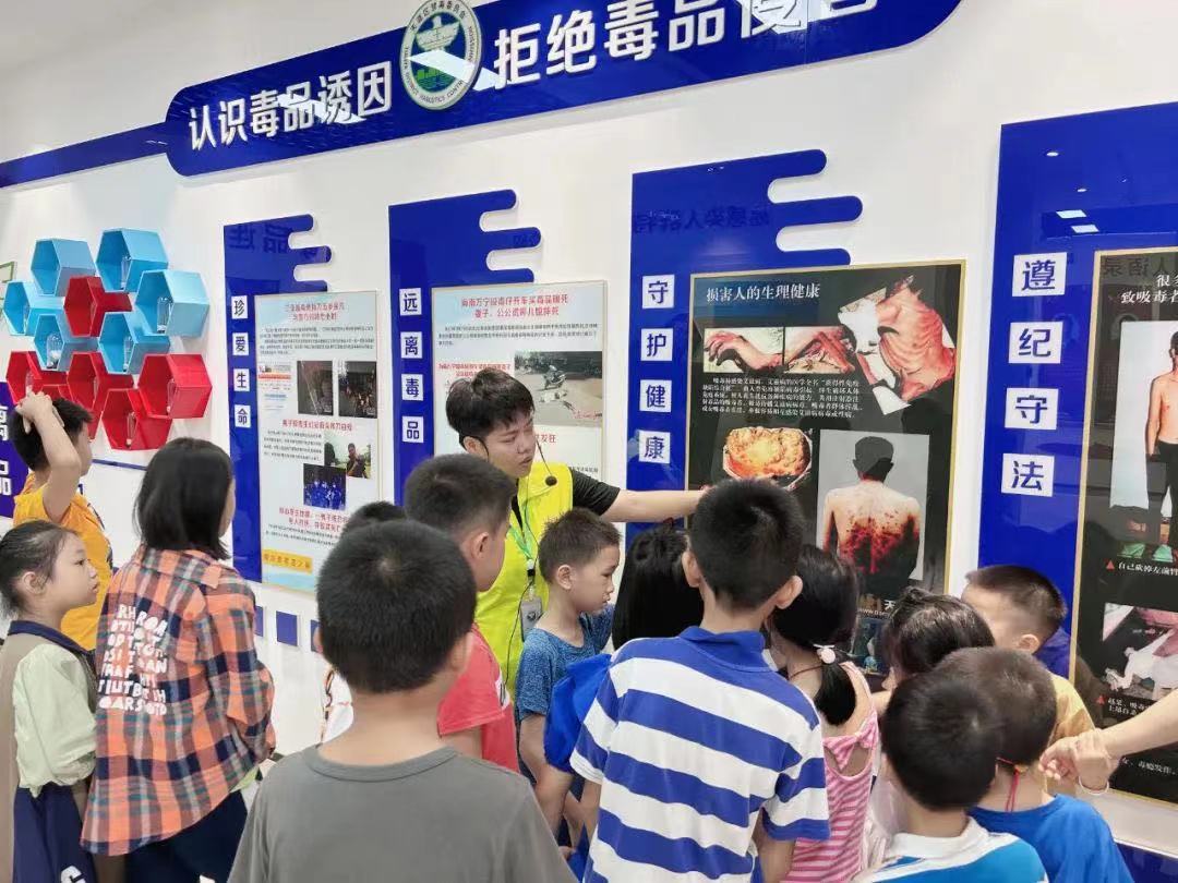 2023年，三亞市天涯區(qū)開展禁毒流動(dòng)課堂活動(dòng)100余場(chǎng)。天涯區(qū)禁毒委供圖