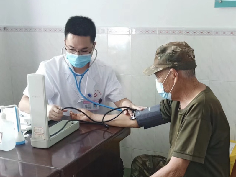 工作中的李華平。受訪者供圖