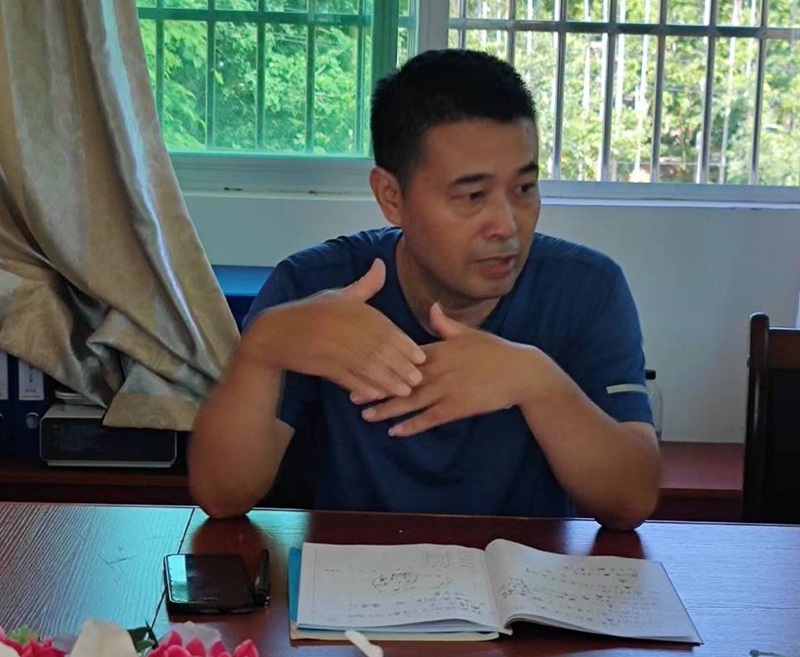 孫建黨在評(píng)課。受訪者供圖