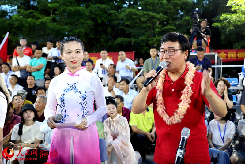 解說(shuō)員韓喬生現(xiàn)身現(xiàn)場(chǎng)，給大家?guī)?lái)了專業(yè)精彩的賽事解說(shuō)。人民網(wǎng)記者 符武平攝