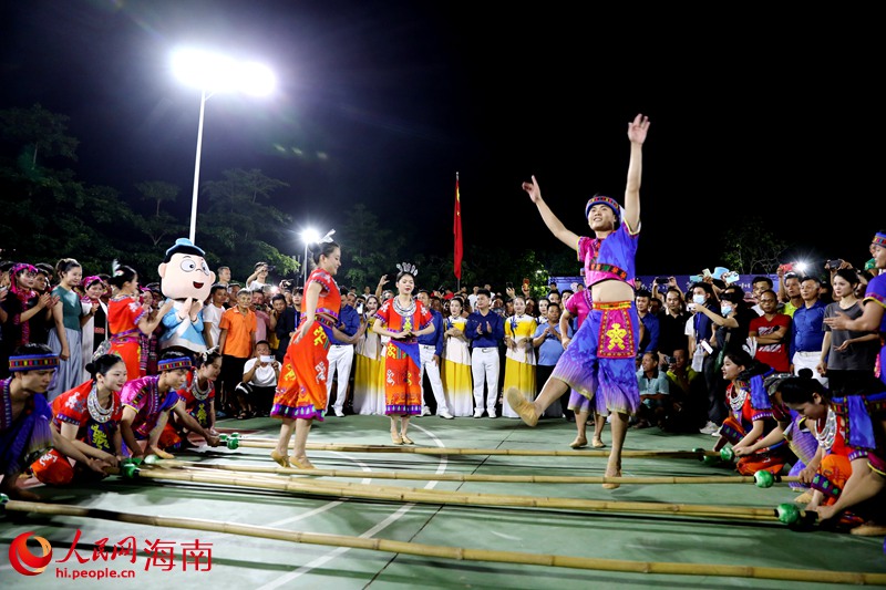 現(xiàn)場竹竿舞表演。人民網(wǎng)記者 符武平攝