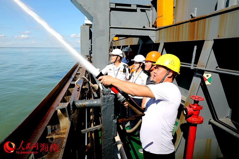 洋浦海事局小鏟灘海巡執(zhí)法大隊隊員正在檢查船上設(shè)施。人民網(wǎng)記者 符武平攝