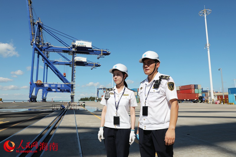 洋浦海事局小鏟灘海巡執(zhí)法大隊隊員正在執(zhí)勤。人民網(wǎng)記者 符武平攝