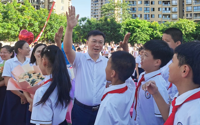 ?？谑械?5小學(xué)校長趙檀木與畢業(yè)生互動。海口市第25小學(xué)供圖