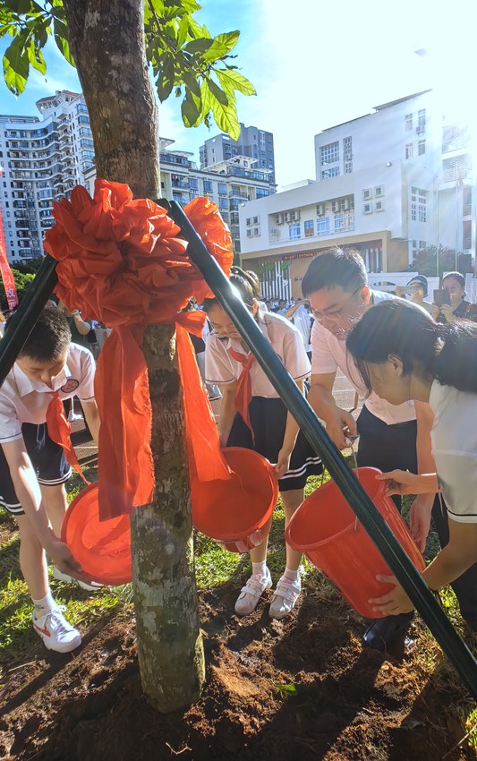 師生共同植樹(shù)。?？谑械?5小學(xué)供圖