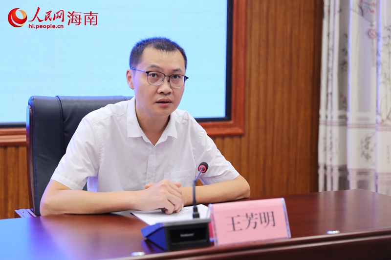 瓊中黎族苗族自治縣旅游和文化廣電體育局黨組成員、副局長王芳明。 人民網(wǎng)記者 孟凡盛攝