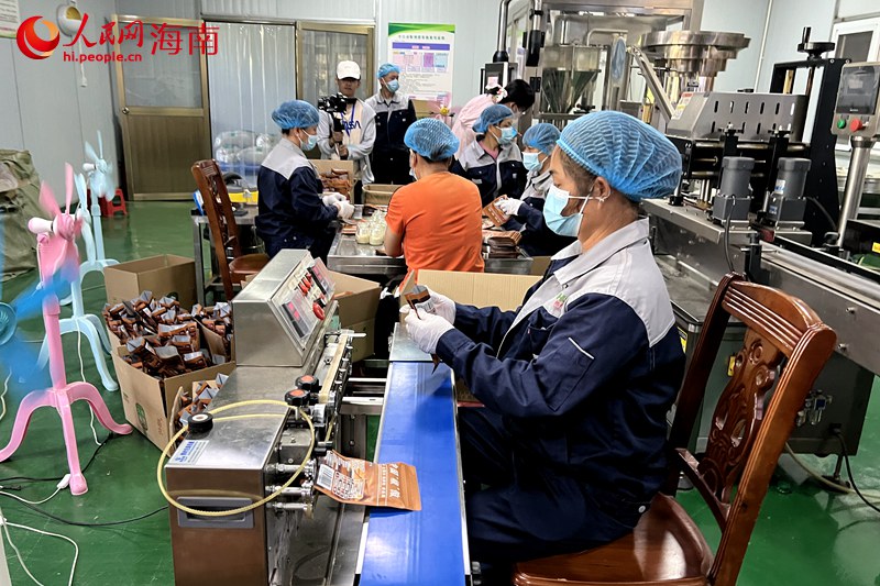 工人將分裝好的胡椒制品封裝。 人民網(wǎng)記者 李學(xué)山攝
