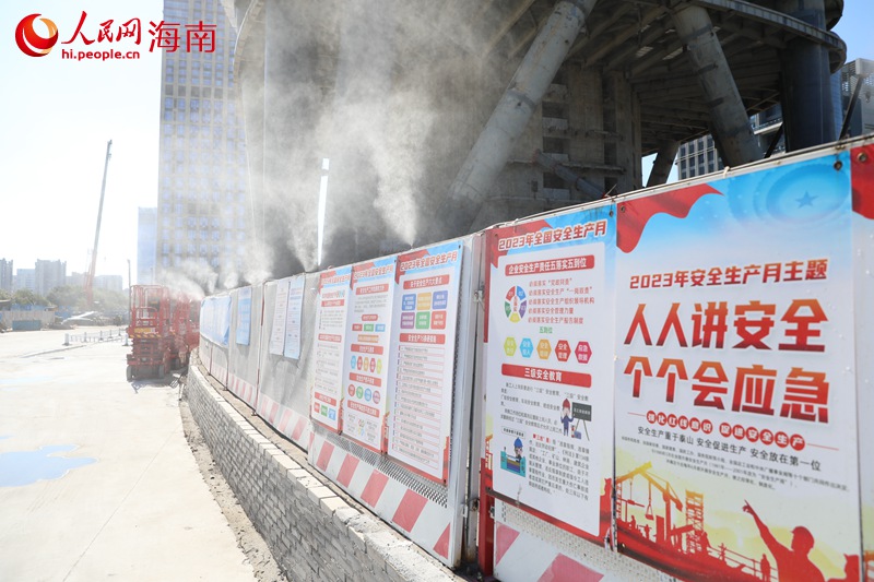 在工地上，使用噴淋進(jìn)行降溫降塵。人民網(wǎng)記者 孟凡盛攝