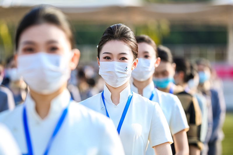 何琪在學(xué)校參加2021年全國(guó)航空職業(yè)院校空中乘務(wù)技能大賽比賽。受訪人供圖