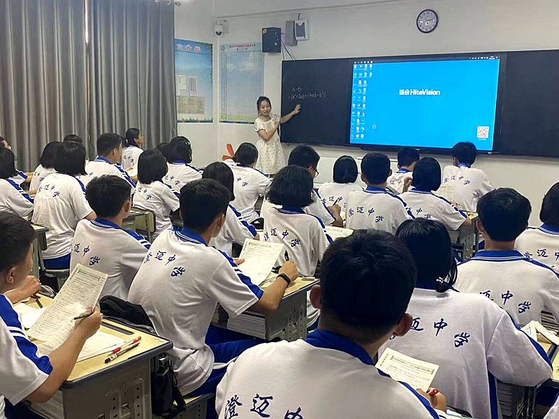 侯安寧在澄邁中學(xué)實(shí)習(xí)時(shí)為高一學(xué)生授課。受訪者供圖