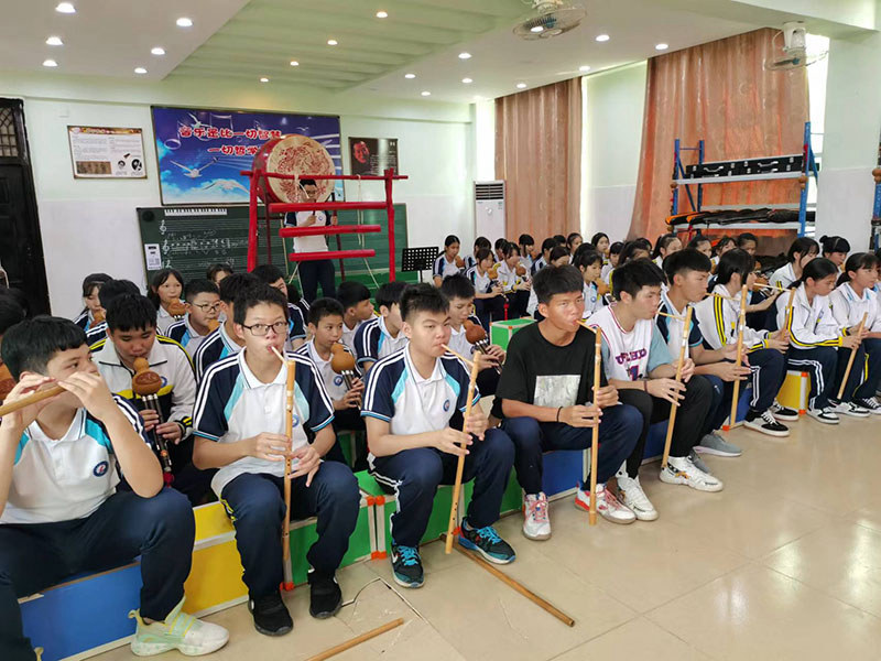 學(xué)生正在學(xué)習(xí)吹奏樂器。受訪者供圖