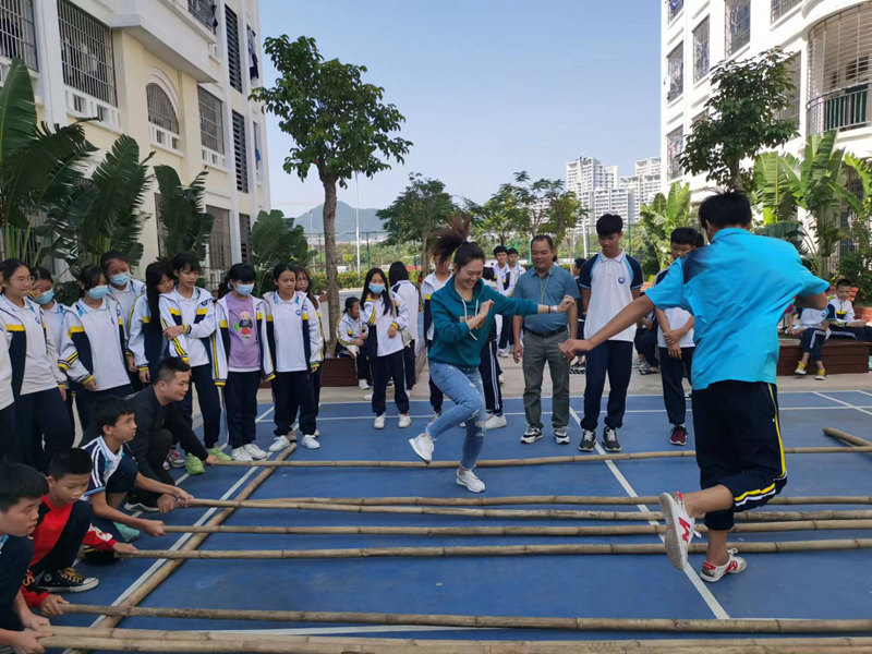 學(xué)生們在校園里跳竹竿舞。受訪者供圖