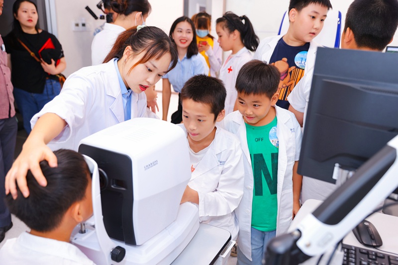 孩子們體驗(yàn)眼科儀器。主辦方供圖