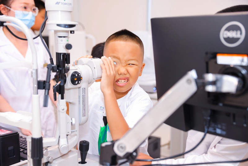 孩子們體驗(yàn)眼科儀器。主辦方供圖