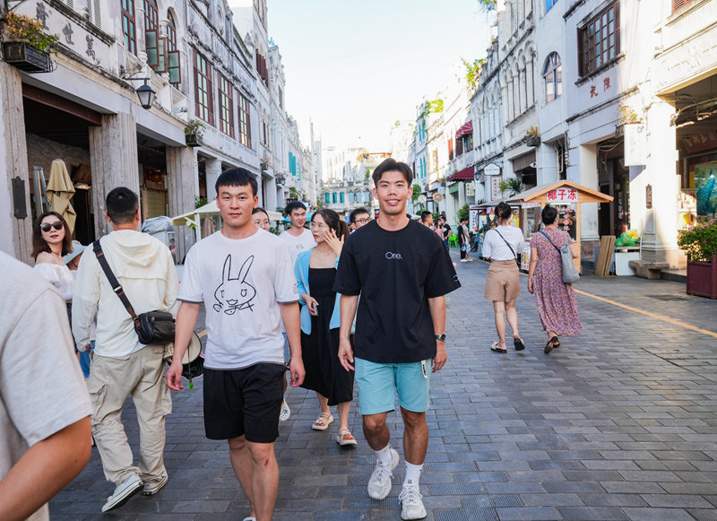 參賽隊(duì)伍參觀??隍T樓。主辦方供圖