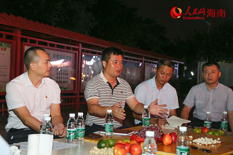 區(qū)住建局負(fù)責(zé)人現(xiàn)場向村民說明情況并提出解決方案。人民網(wǎng) 牛良玉攝